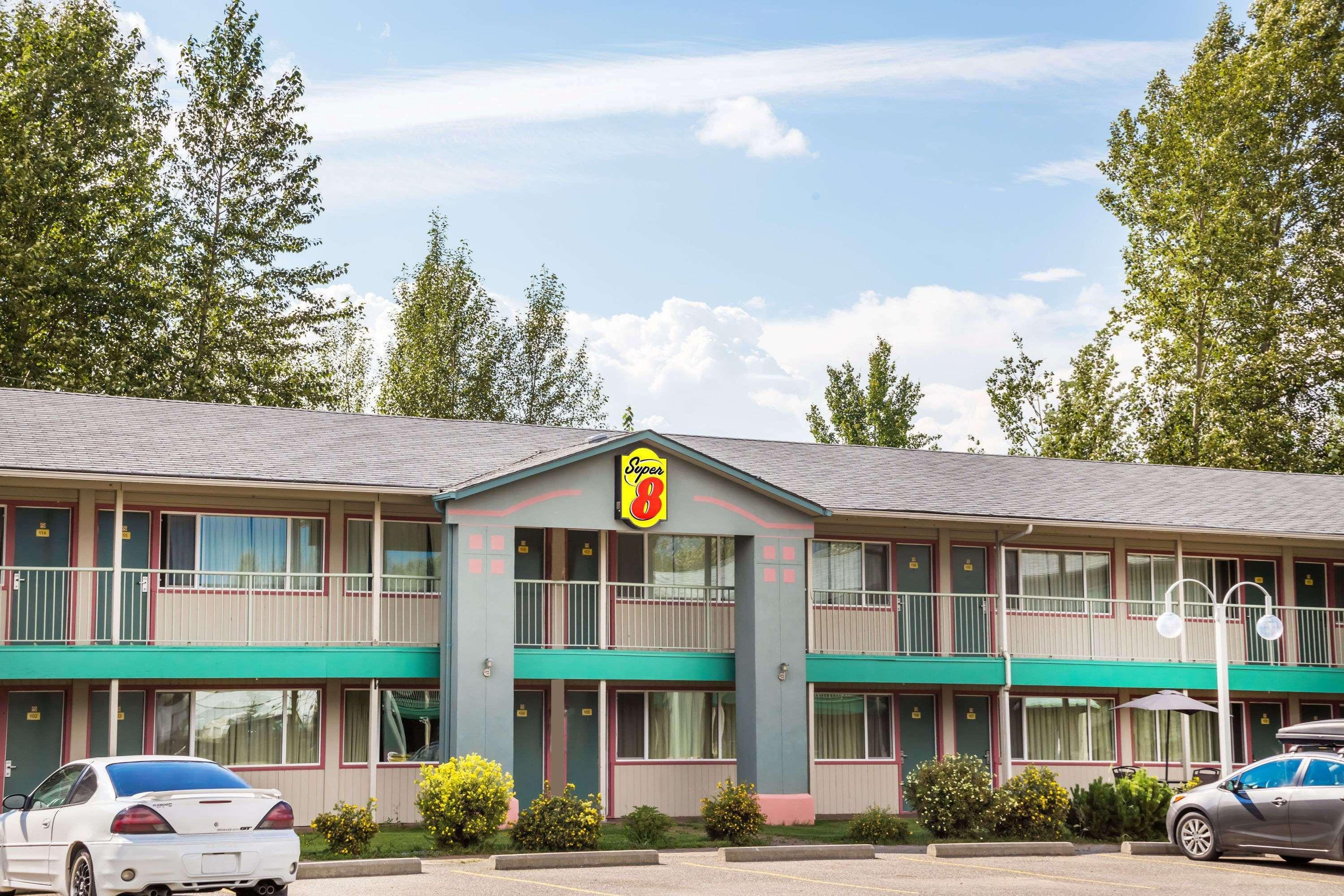 Super 8 By Wyndham Quesnel Bc Hotel Exterior photo